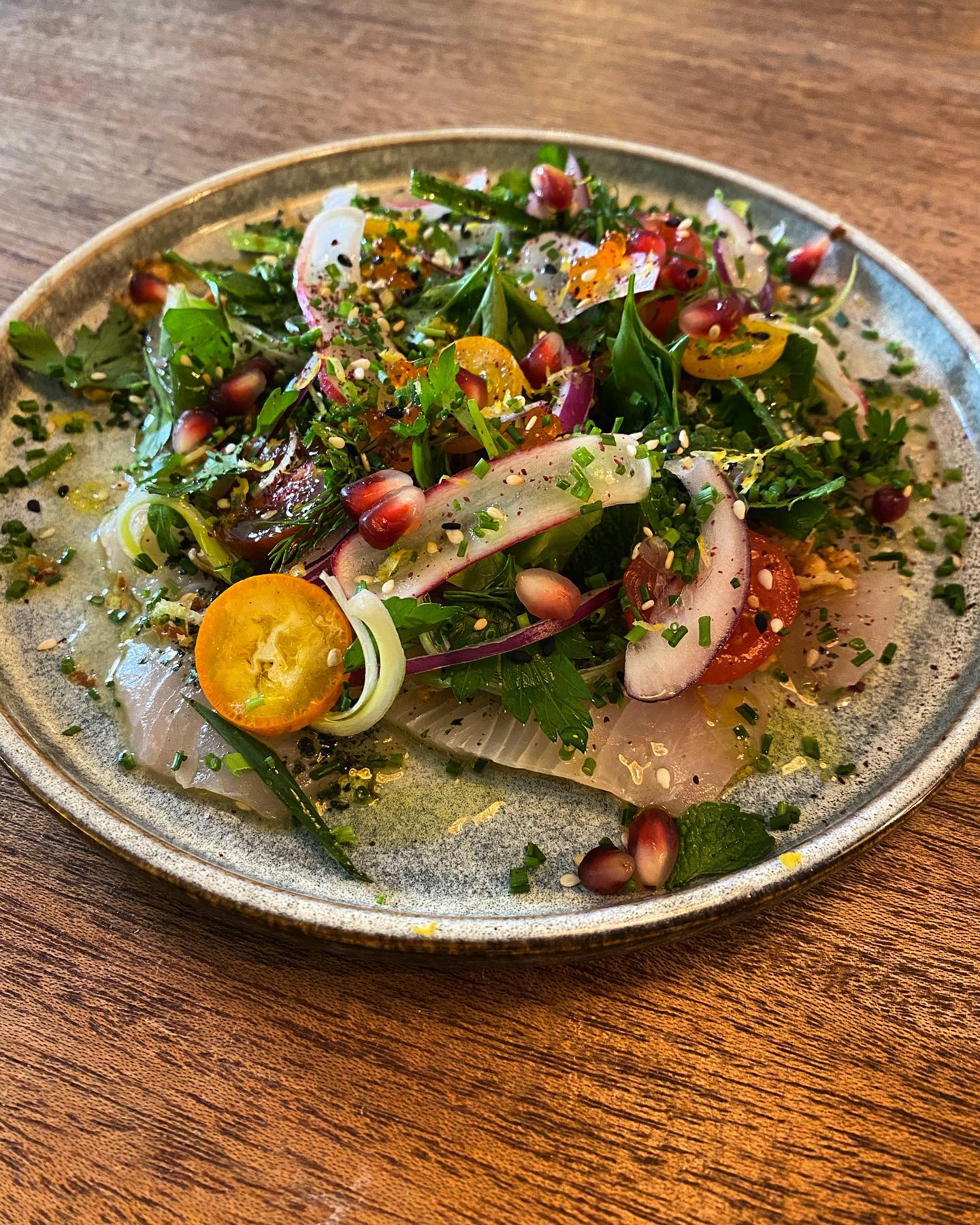 Sériole en fines lamelles marinées, vinaigre de mangue : si frais et coloré 🐟 🥭 🌿
.
.
.
#restaurantchambery #chambery #chamberymontagnes #mediterraneanfood